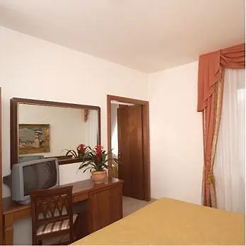 Assisi Garden Hotell 3*,